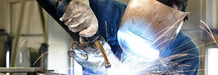 Person schweißt Metall